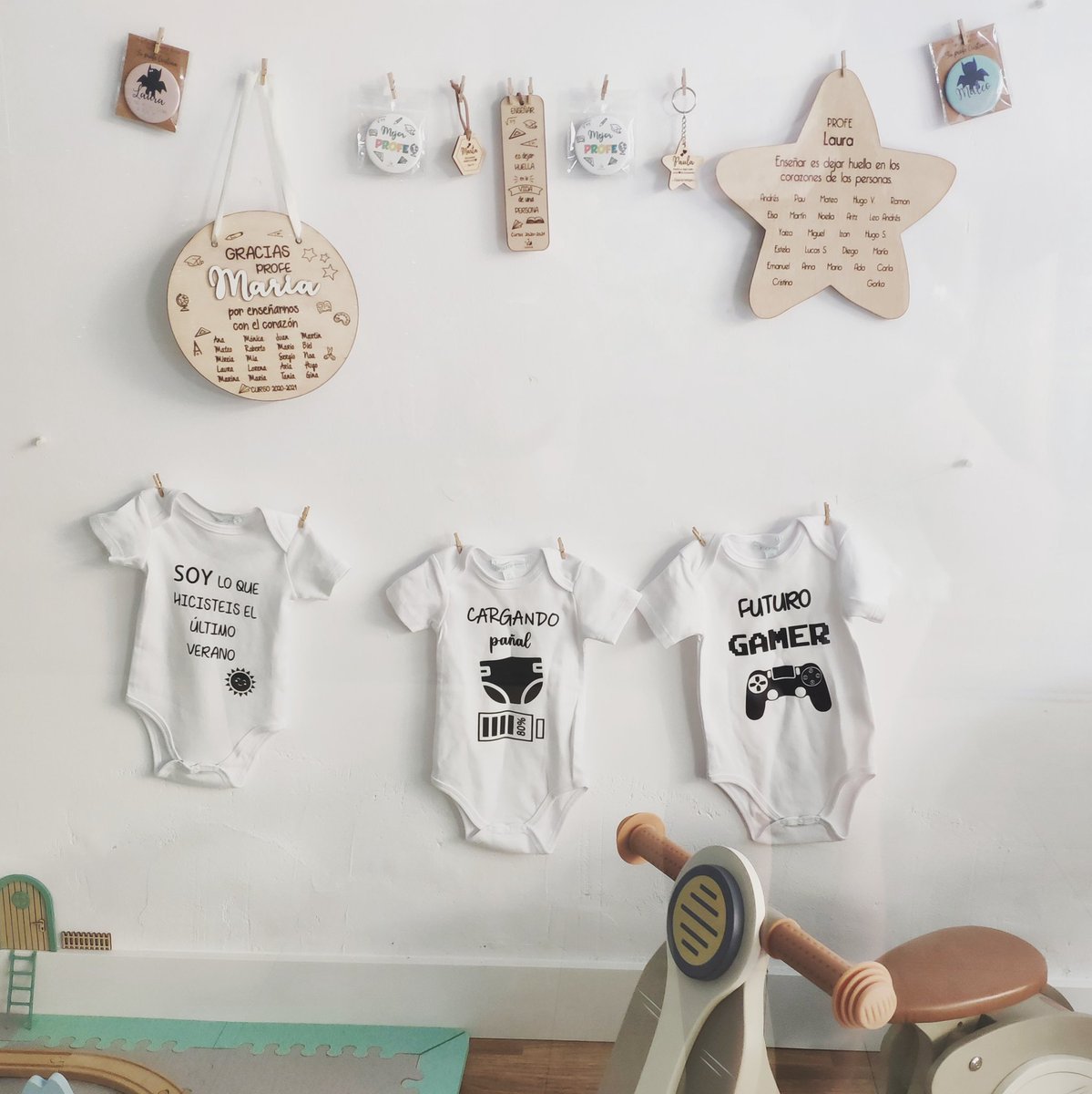 lulamuk's tweet photo. El rincón de eventos ahora está decorado por los diseños para profes y estos bodys con frases molonas 😂
Porque quién no tiene la sensación de cambiar todo el día pañales, o quién tiene unos papis gamers en la familia y por tanto el bebé es la nueva generación de gamers... https://t.co/wY3iJiTypB