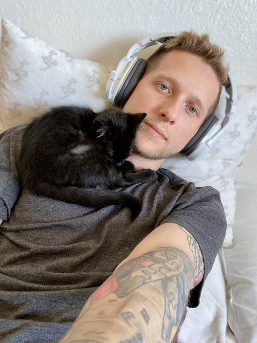 Look at this 😩 so freaking adorable. Makes my 🖤 melt https://t.co/bnaGrWQQ4o<a href="/tag/newprofilepic"class="tags"><span>#newprofilepic</span></a>