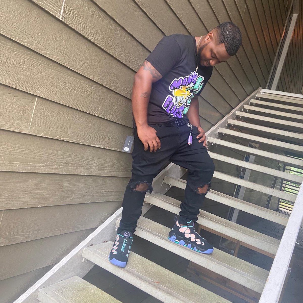 She fell in love wit a real one she say im the different type