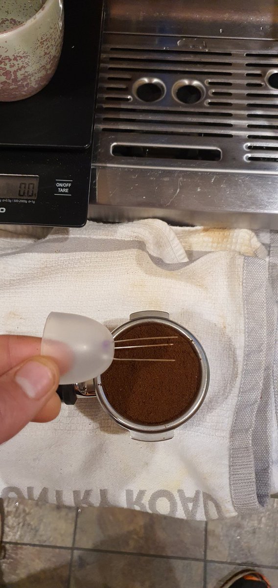 The newest and finest coffee distribution tool. Yes, it is a deodorant can lid and 3 sewing pins. Yes, it will stab your finger. Thoughts <a href="/HDRutherford72/">Hamish Rutherford</a> <a href="/jimseven/">James Hoffmann</a>