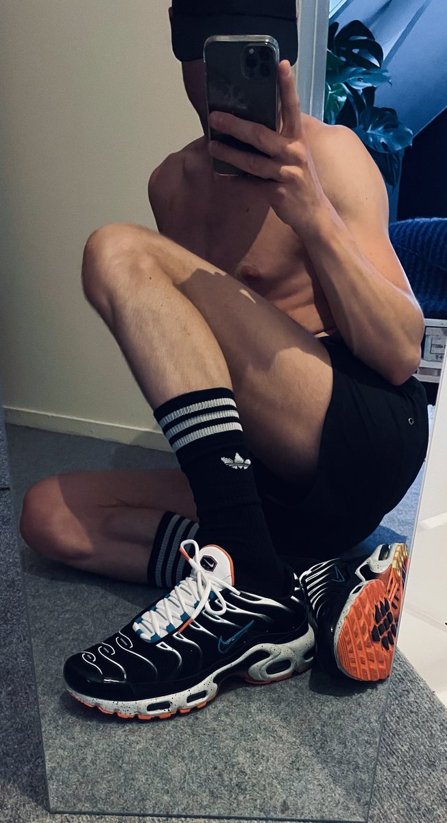 Spoefje's tweet photo. New Tn’s 🔥 
What do you think?
#nike #airmax #tn #airmaxplus #sneakers #sneaks #gaysneaks #gay #socks #gaysocks #dutchgay https://t.co/fU1XHXjuzs