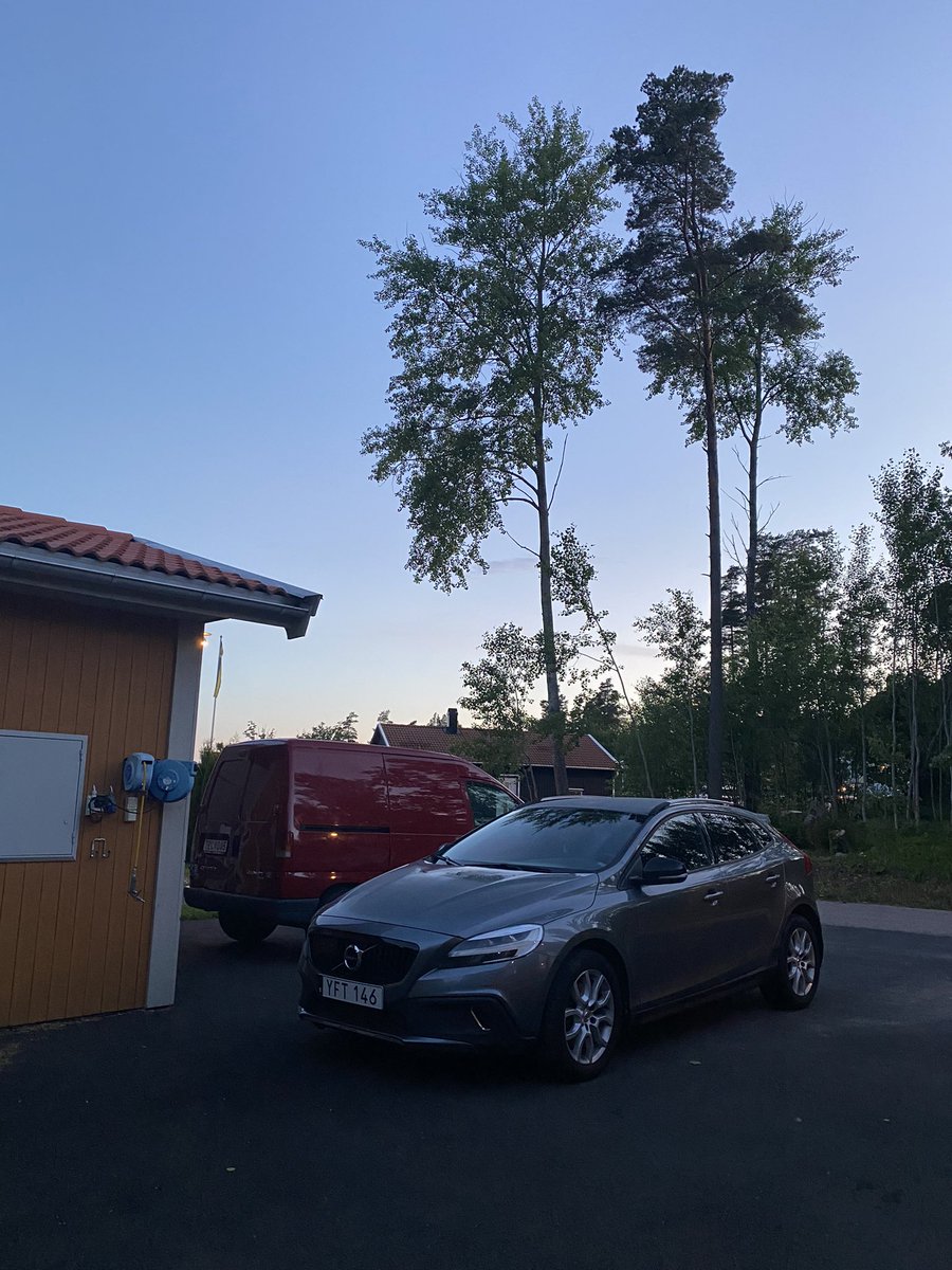 EmmaBostian's tweet image. Reason why I’m tired all the time:

It’s 22:42 (10:42pm) and ITS STILL FREAKING LIGHT OUTSIDE.