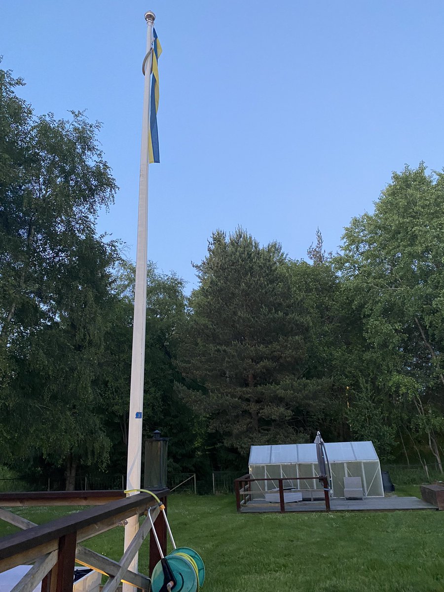 EmmaBostian's tweet image. Reason why I’m tired all the time:

It’s 22:42 (10:42pm) and ITS STILL FREAKING LIGHT OUTSIDE.