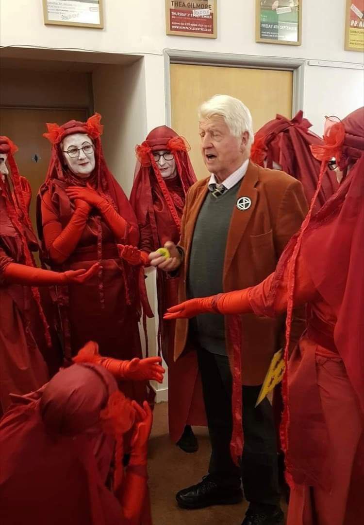 Here we find our favourite advocate for mass depopulation Stanley Johnson who just so happens to be the father of our dear Prime Minister stood with the #BuildBackGreener shill group Extinction Rebellion