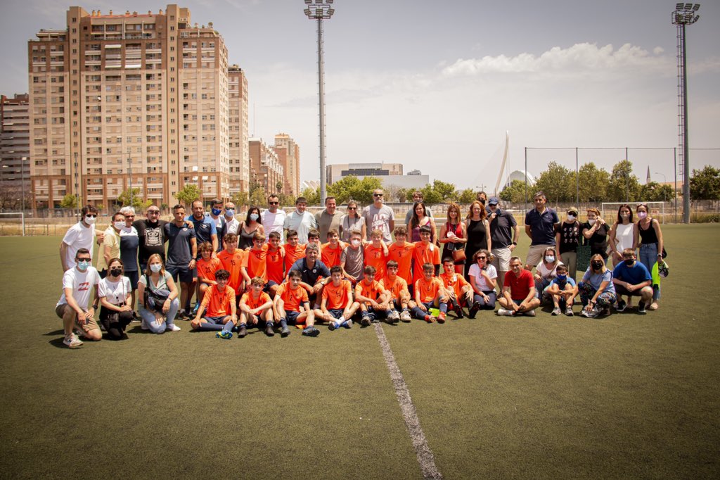 atleticamistat's tweet photo. Un día para la historia #azul. 

Tendremos una temporada más a nuestro Infantil A en categoría Autonómica. 

Enormes los #azules de Quino, @raulgt4 y @jujovcf . Y eterno su delegado Quino senior! 💙 https://t.co/rYab6t0PaH