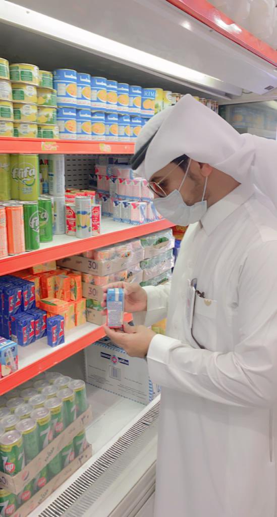 B_ALMJARDH's tweet photo. #بلدية_المجاردة إدارة صحة البيئة تواصل جولاتها الرقابيه 
على المنشات الغذائية وذلك تعزيزاً للإجراءات الوقائية وتصادر  ١٧ كيلو جرام من المواد الغذائية الغير صالحة للاستخدام الادمي وتغلق عدد ٣ من المحلات وتطبق النظام بحقهم. https://t.co/E7dZVUCLeO