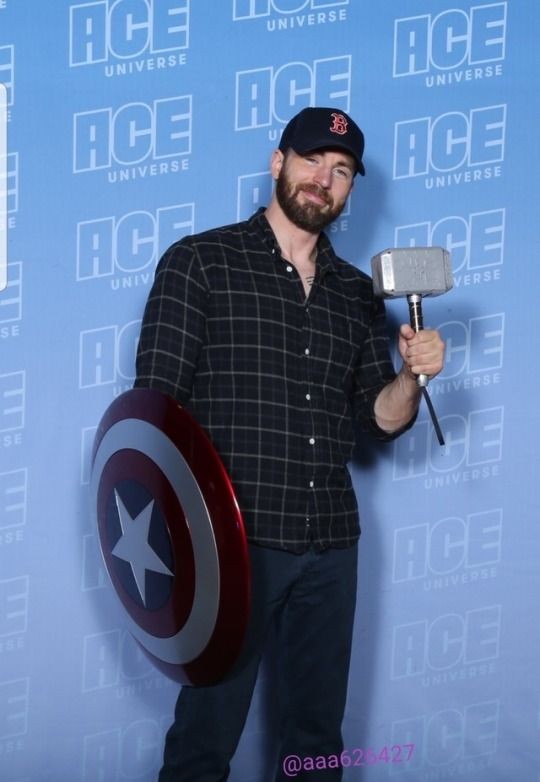 Hoje é aniversário do meu marido que ja tem idade pra ser meu pai, Christopher Robert Evans happy birthday 