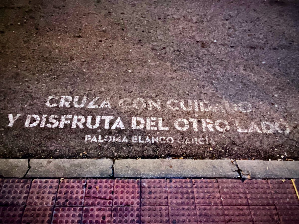 Cruza con cuidado
y disfruta del otro lado.
📝 Paloma Blanco García.

#versosalpaso