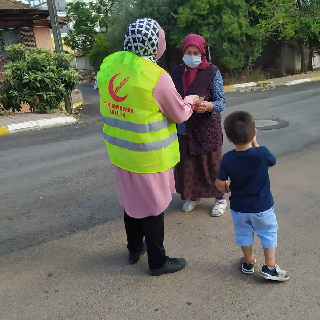 refah_antalya's tweet photo. #DURMUYORUZ!!! KAPI KAPI 
#YENİDENREFAHI HUZURUN MİLLİ GÖRÜŞ İLE MÜMKÜN OLACAĞINI ANLATIYORUZ.KÜÇÜK MÜCAHİDLERİMİZLE
YORULMADAN #DÜNYA #MAZLUMLARI İÇİN
#BİZVARIZ
#MİLLİGÖRÜŞ İLE
#ADİLDÜZEN İÇİN #HALKIMIZIN #REFAHI
İÇİN HEP VARIZ.
 Yasemin Emin .#küçükmücahidleri https://t.co/gCdDzjqLku