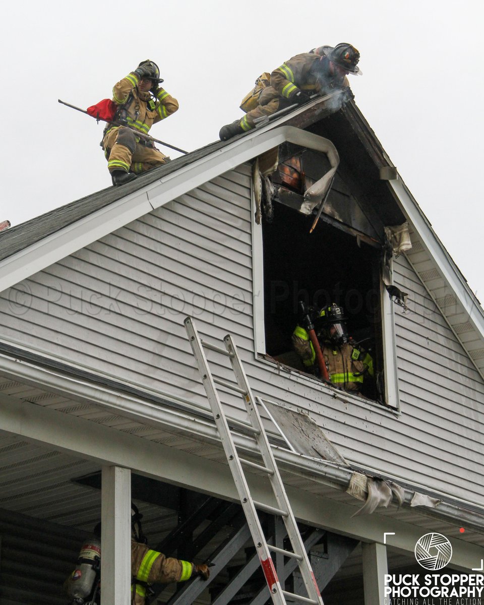 PSPhoto1's tweet image. Yesterday afternoon Stamford firefighters worked an attic fire on Perry Street. Companies had fire showing from the window on arrival and made a quick knockdown. See more at puckstopperphotography.com/p760795009.

#StamfordCT #WorkingFire #StructureFire