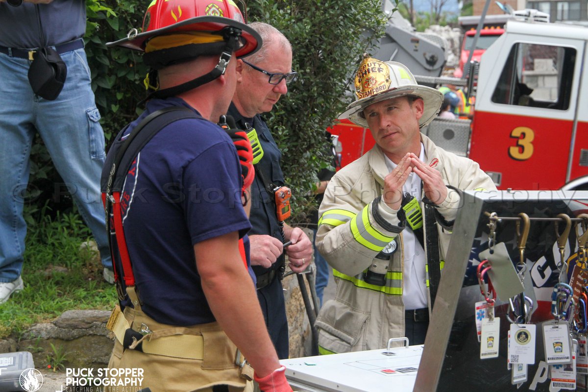 PSPhoto1's tweet image. Yesterday afternoon Stamford firefighters worked an attic fire on Perry Street. Companies had fire showing from the window on arrival and made a quick knockdown. See more at puckstopperphotography.com/p760795009.

#StamfordCT #WorkingFire #StructureFire