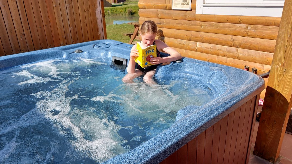 PKaraski's tweet photo. @Farnworth4L @FExtremeRead Here are some pics of Freya reading on holiday https://t.co/FFTInN7PFZ