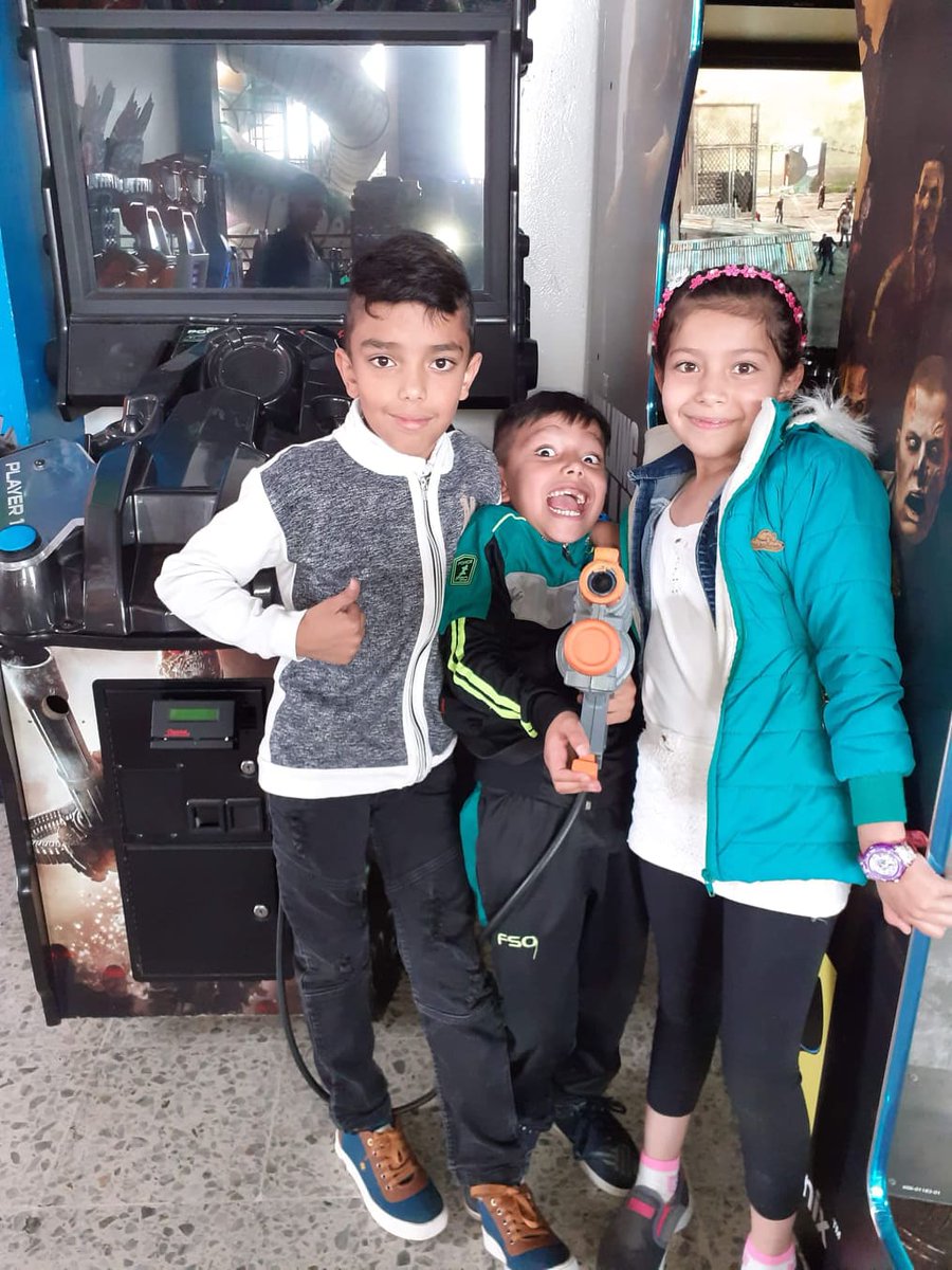 Secra17's tweet photo. mi Hermano mi Hermana y yo Gabriela Thomas EnceladoGamer https://t.co/rhbOygOXfR