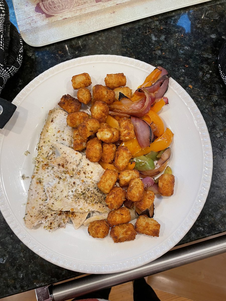 Hkevoefeldman's tweet photo. Cooking for those who hate cooking: garlic rainbow trout with veggies and tots #CookingAtHome #recipe #hatecooking #lovefood https://t.co/v3rtGgcKnI
