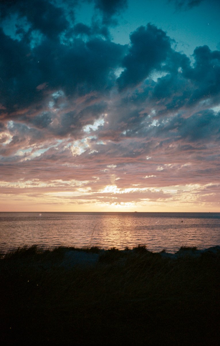 fin1308's tweet photo. Ektar Sunset

📷 #40mm #CVNoktonSC 
🎞️ #Ektar100 
⚗️ #Camerahouse 

 #CYOconnor #southfremantle #fremantle #freo #film #filmphotography #negativelabpro #believeinfilm #filmisnotdead #kodak #voigtlander #nokton #bessaR3M #epsonv550 https://t.co/u1GuYpxy4E