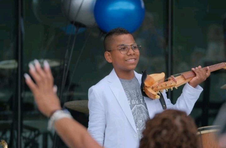TButlerFigueroa's tweet photo. What a great crowd! #JohnChavisCommunityCenter Ribbon Cutting! Thanks to @amfighter74 for sending my lil bro Adam/hype man & I some of their gear. #Survivor #LeukemiaAwareness #StopBullying #AmericanFighter #ChavisPark #DowntownRaleigh #Raleigh #AGT #GoldenBuzzer #SimonCowell https://t.co/00COVtSdcg