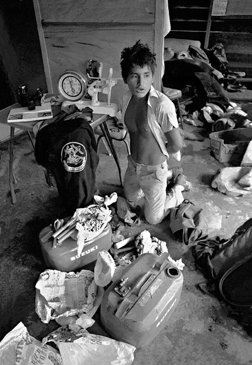 Ychm20's tweet photo. Miembro de Sendero Luminoso detenido durante una operación policial en Tocache, San Martín, el 17 de julio de 1987. El senderista se encuentra rodeado de cartuchos de dinamita y pasta básica de cocaína.

Foto: Alejandro Balaguer

#TerrorismoNuncaMas #NoAlComunismoEnElPeru https://t.co/5McykVEnk2