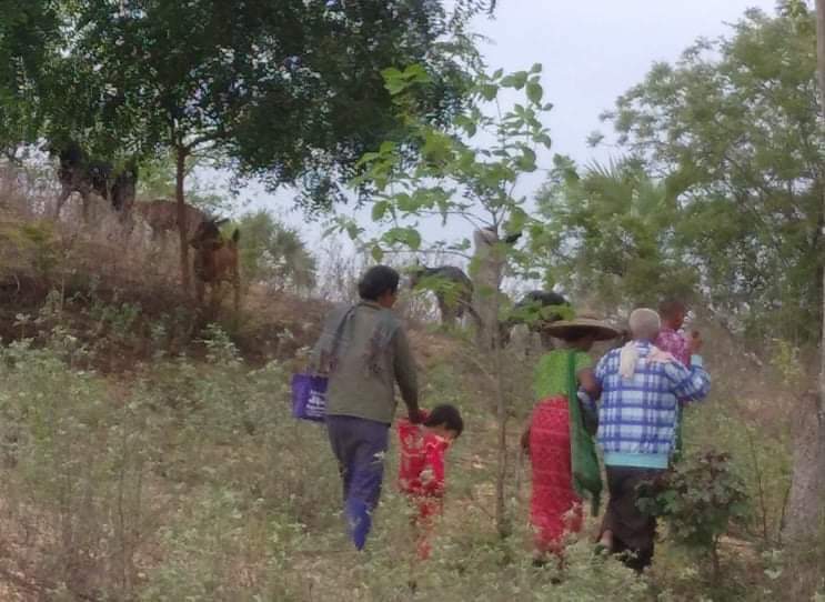 Early in the morning of June 14, local villagers were reportedly fleeing as Junta terrorists stormed Aitaung village in #Kani Township, Sagaing Region.
#June14Coup
#WhatsHappeningInMyanmar
#MilkTeaAlliance