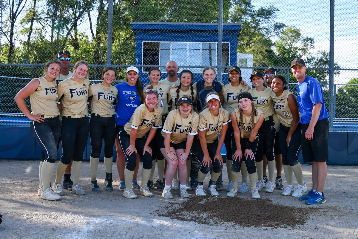 negoldjarz's tweet photo. Fury Gold had a blast at the Iowa Western Showcase Tournament @ReiverSoftball 
 @CoachBenGreer @Coach_Enev put together a well-ran, fun-filled, &amp; competitive showcase! Loved the hugs, smiles, and pictures with the coaches #rieversoftball #IWCC #showcase #doittherightway #FGfamily https://t.co/2B6Lxj3kOM