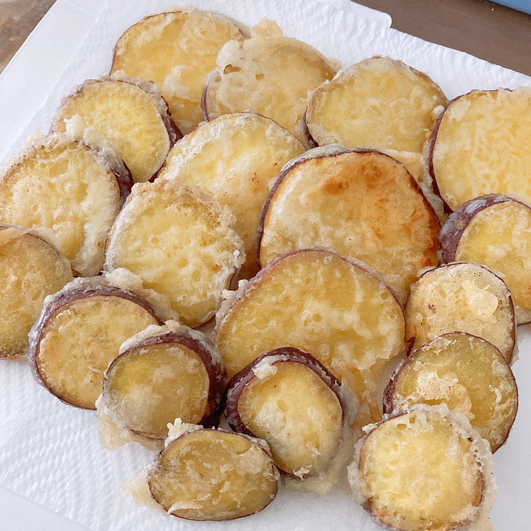 ゆん 実家からさつまいもを沢山頂いたので天ぷらに フライパンで揚げ焼きです 天ぷらは揚げたてが一番美味しい さつまいも 天ぷら T Co 7rvds26p1t Twitter