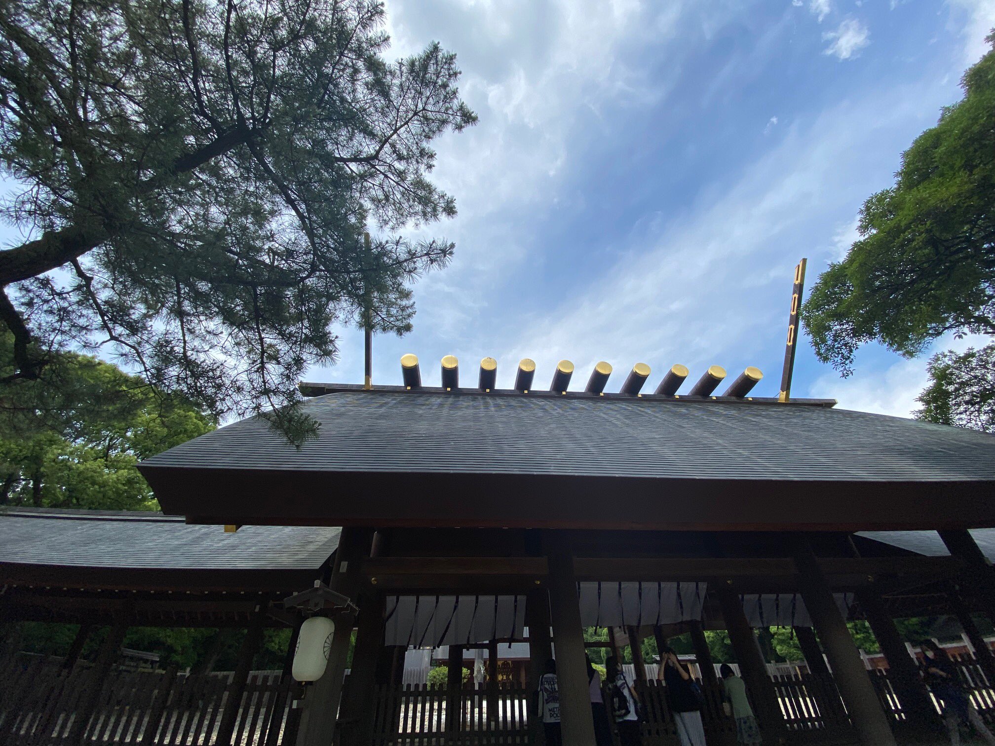 共生印刷 営業本部長 名古屋の熱田神宮は三種の神器の１つ 草薙剣 が納められていることで有名ですが 信長塀 と言われる土塀もあります これは信長が桶狭間の戦いでの勝ちを祈願し 勝利を収めた時に奉納されたものです お写ん歩 熱田神宮 信長