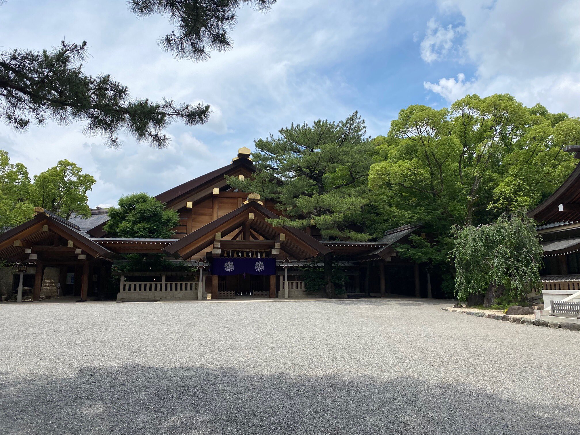 共生印刷 営業本部長 名古屋の熱田神宮は三種の神器の１つ 草薙剣 が納められていることで有名ですが 信長塀 と言われる土塀もあります これは信長が桶狭間の戦いでの勝ちを祈願し 勝利を収めた時に奉納されたものです お写ん歩 熱田神宮 信長