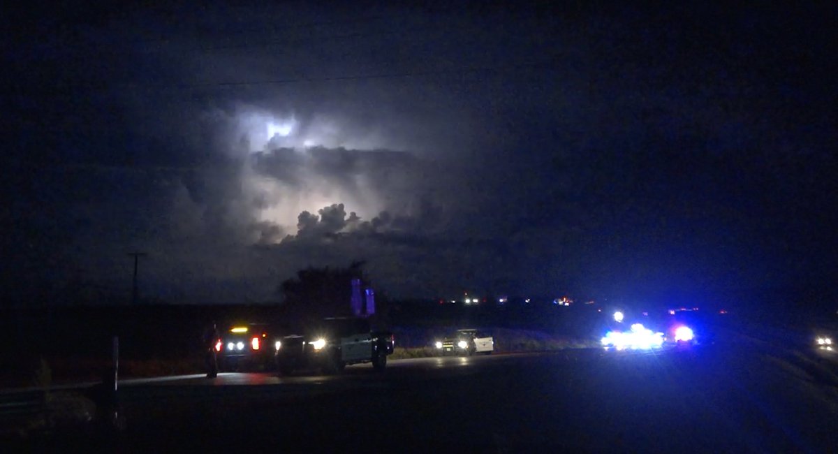 MVSDFW's tweet photo. Highly active scene currently in Wise County as officer look for a male suspect who shot at an officer. This is all near the area of Hwy-287 and Illinois St https://t.co/qSLdlT0ZYk