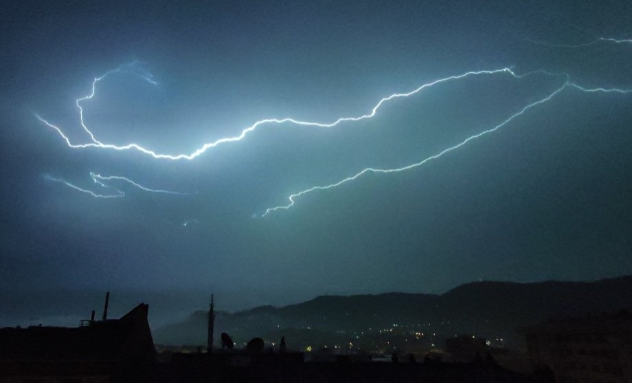 DaniPerez_Meteo's tweet image. Algunos de los muchísimos rayos que nos dejó la tormenta nocturna, sobre Oviedo y el Monte Naranco