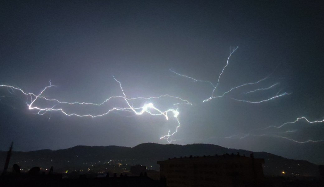 DaniPerez_Meteo's tweet image. Algunos de los muchísimos rayos que nos dejó la tormenta nocturna, sobre Oviedo y el Monte Naranco
