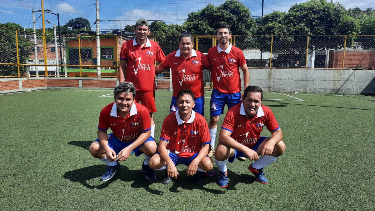 PoliciaCucuta's tweet photo. Nuestras unidades de #Prevención y del #MMNVCC desde el barrio #Gramalote jurisdicción del municipio de #VillaDelRosario realizamos el primer campeonato relámpago de fútbol con el gremio de taxistas y periodistas de la alianza Informativa #ColombiaUnaRazón #DeTodosDepende https://t.co/YetGfPvpeX