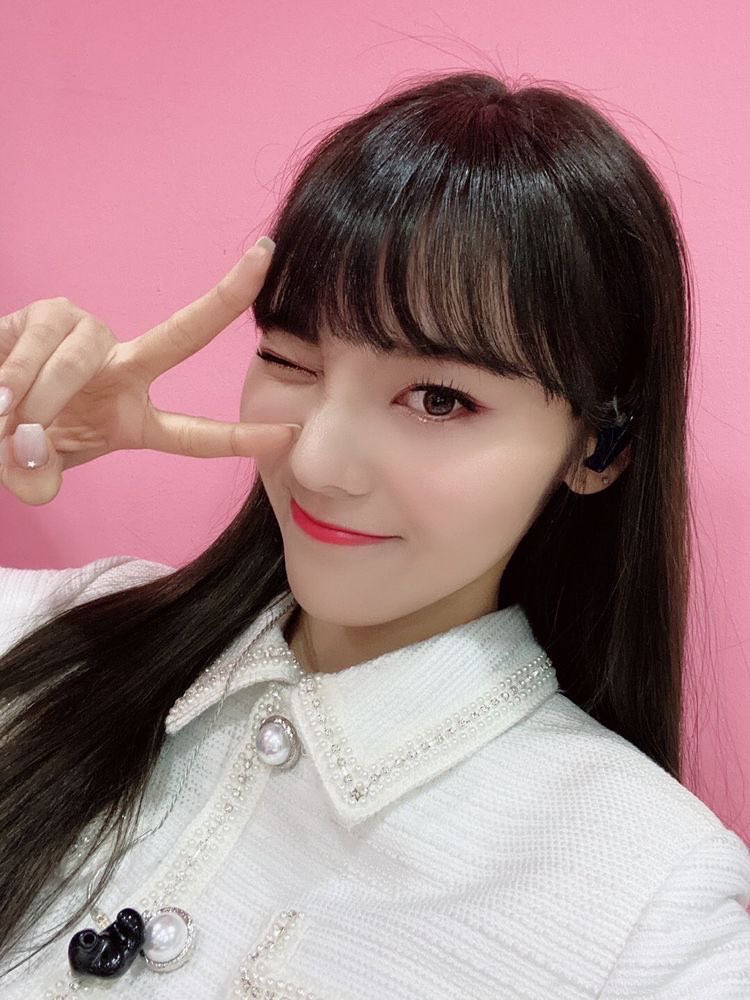 KpopBdays's tweet photo. happy late bday to Jinsoul from
LOONA!!🧇🧇

#kimlip #loona #orbits #haseul #heejin #hyunjin #yeojin #vivi #jinsoul #choerry #yves #chuu #gowon #oliviahye #JinsoulDay https://t.co/mOyZcgASP6