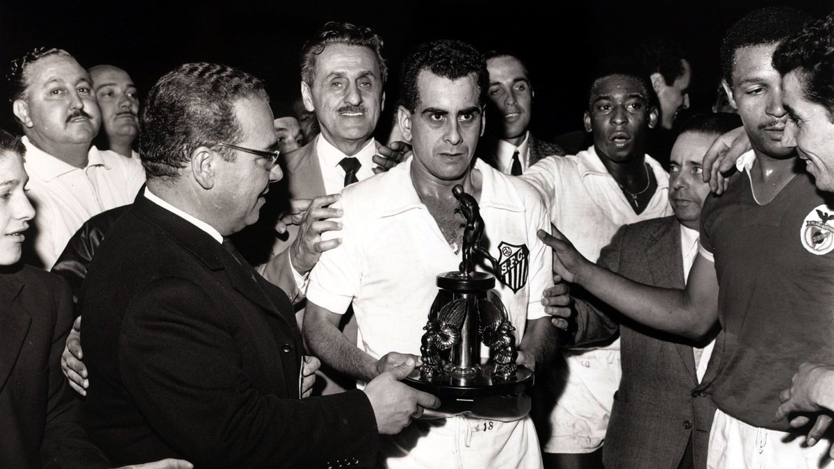 FIFAcom's tweet photo. 🇧🇷 Zito was renowned as the only player who would give @Pele a tongue-lashing. Together they helped Brazil win back-to-back #WorldCup crowns and @SantosFC form one of the best sides in history ⚪️⚫️

🔙 #OnThisDay in 2015 a legend passed away, aged 82. RIP Zito 🙏

@CBF_Futebol https://t.co/0ztlXpmUeW