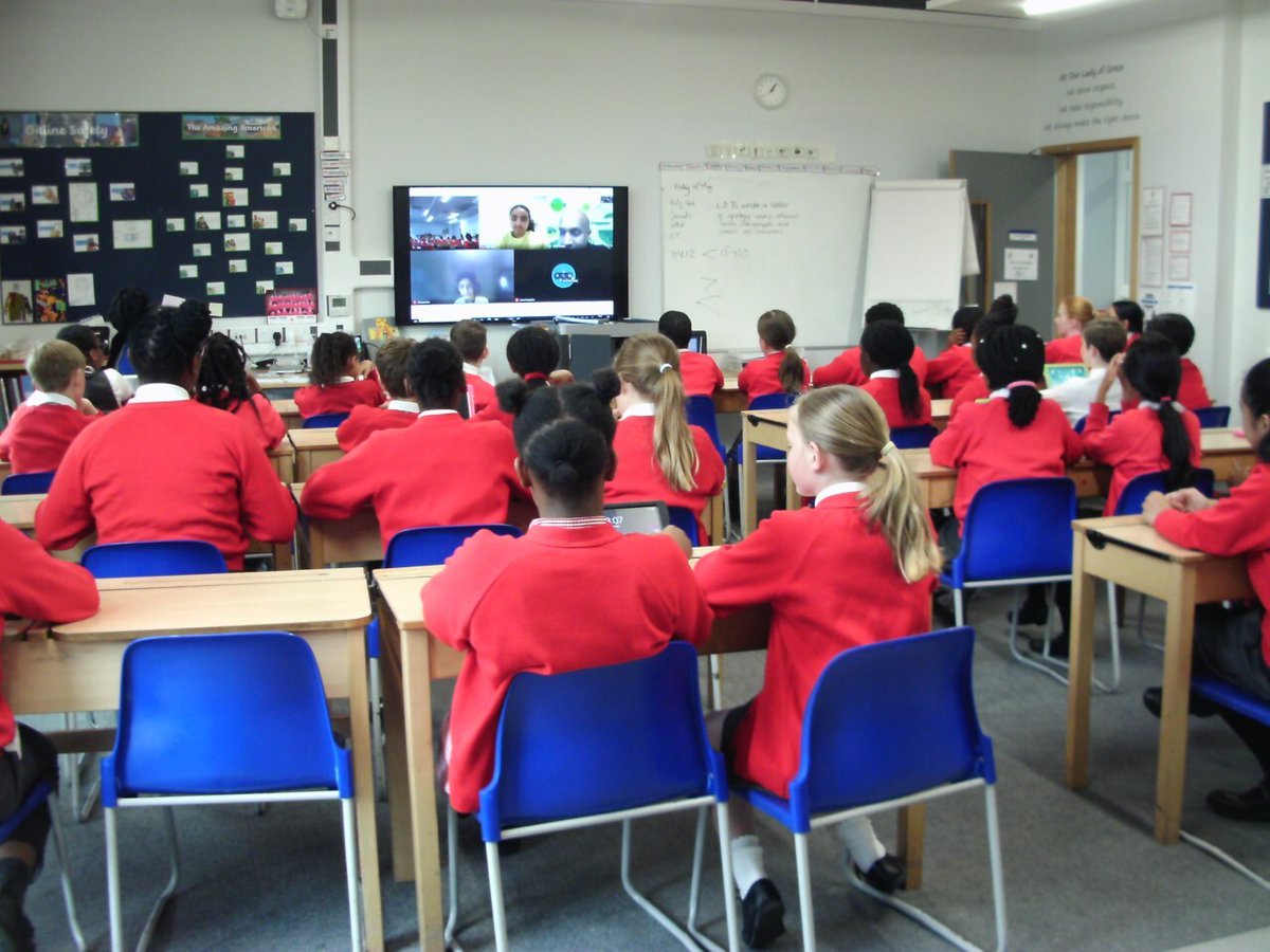 1Hour_Life's tweet photo. 💟 Images that you love to see! Photos are taken from a recent fantastic #Robotics session that the kids adored!  
🏫#Schools interested in interactive workshops that can inspire the schoolkids, please reach us out at schools@1hourlife.org✉️ 
#MondayMotivation #remotevolunteers https://t.co/QVH8ZUBg8K