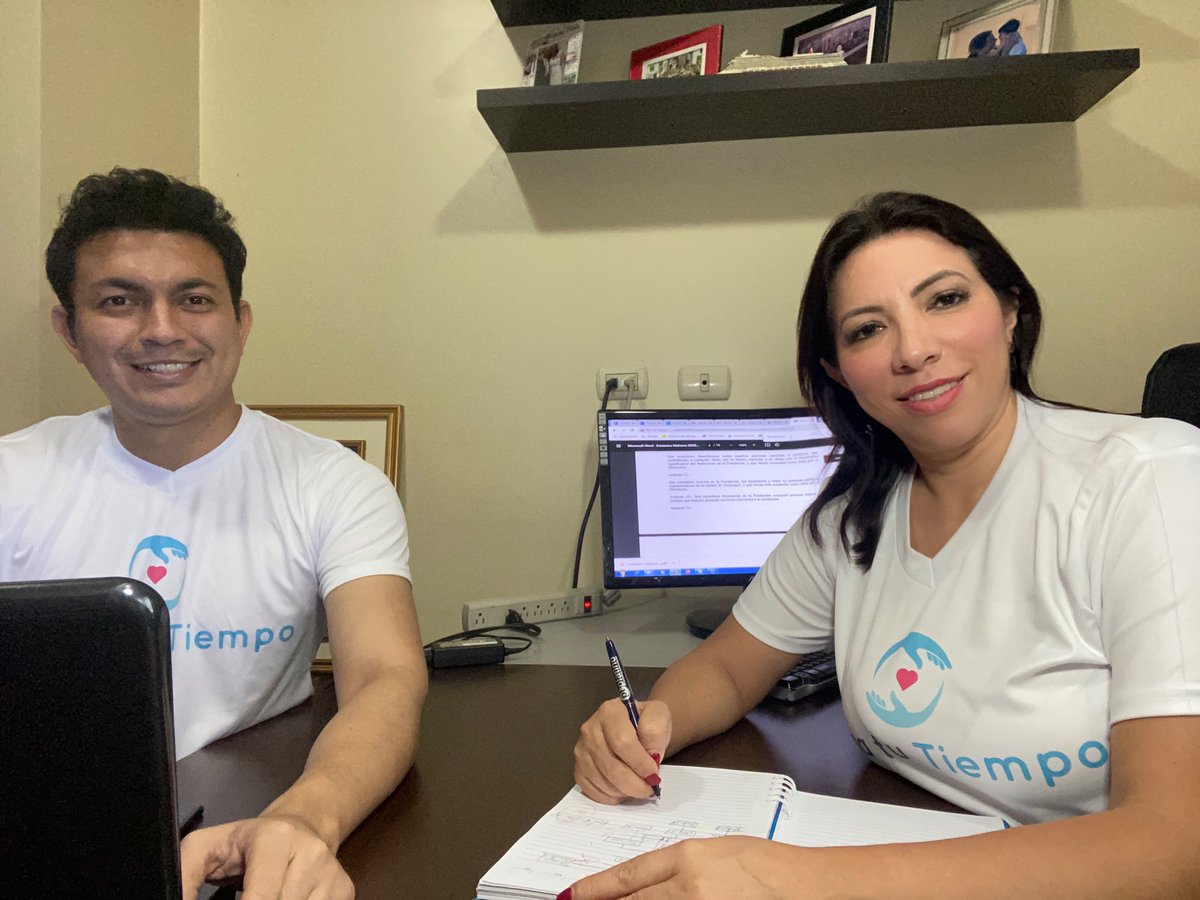 YulletErazo's tweet photo. Trabajando en nuestro próximo programa digital junto a nuestro Director #GabrielArauz - #Vitiks, proyectándonos hacia nuevos retos. 
#Donatutiempo https://t.co/xvz9kMZeXq