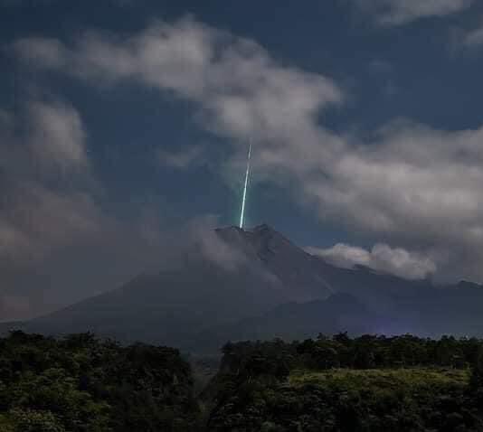 KEEMSTAR's tweet photo. “ A meteor recently fell into the most active volcano in Indonesia, Mount Merapi “ no way dis real??? https://t.co/RYeO50q6Re