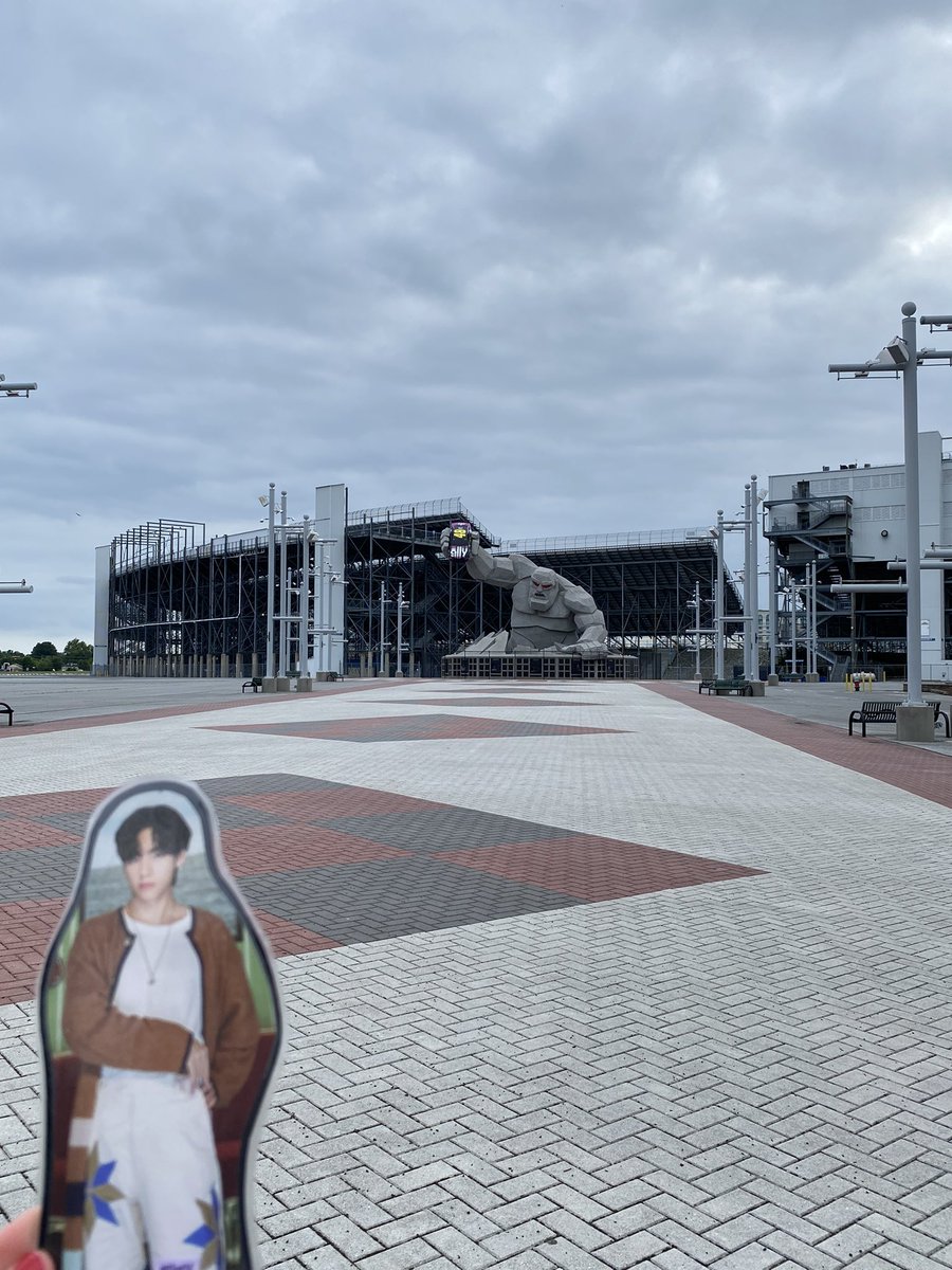 TraceyRussler's tweet photo. #FlatV stopped by #DoverSpeedway while visiting #Delaware on his #BMNWorldtour. NASCAR fans gather here to watch the races. #MonsterMile #DoverDelaware @MomsNoonas #FlatV #thefirststate https://t.co/anbZoZyUDj