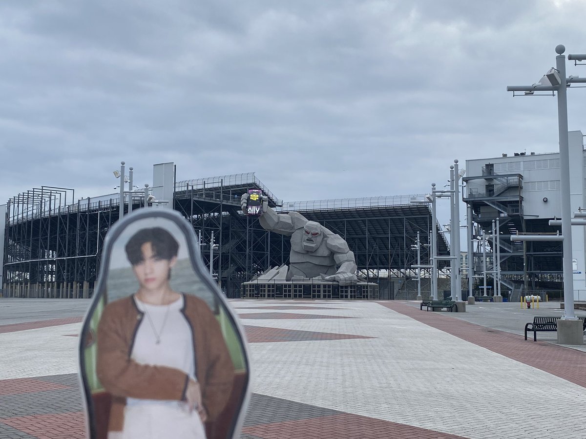 TraceyRussler's tweet photo. #FlatV stopped by #DoverSpeedway while visiting #Delaware on his #BMNWorldtour. NASCAR fans gather here to watch the races. #MonsterMile #DoverDelaware @MomsNoonas #FlatV #thefirststate https://t.co/anbZoZyUDj