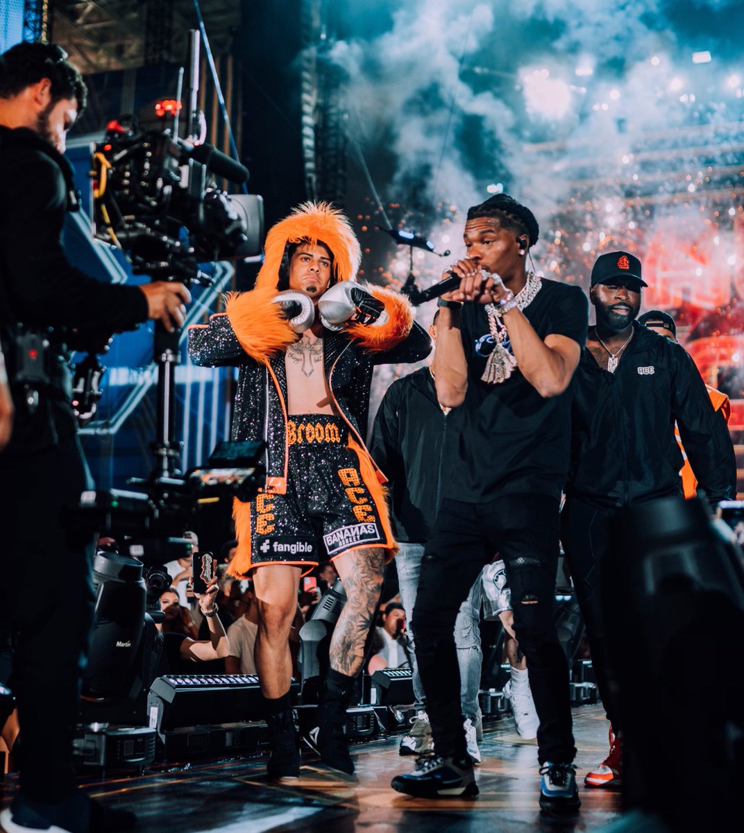 AustinMcbroom's tweet photo. This shit really happened last night 🎥🔥 https://t.co/M9XrUkPVel