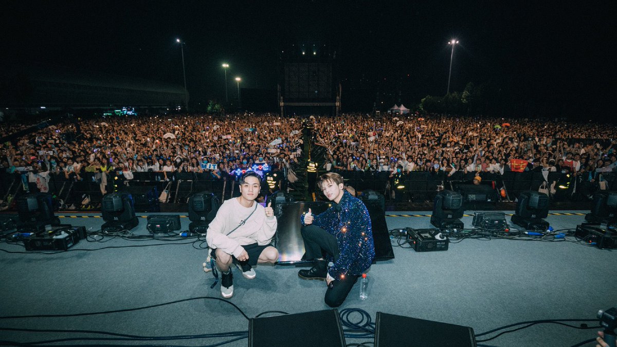 dearchaselee's tweet photo. Together, We have created a romantic night. 
I love Qingdao! I love Jimo! See you next time!! 

😍😍😍 大帅哥 https://t.co/TjQwe1SCYf