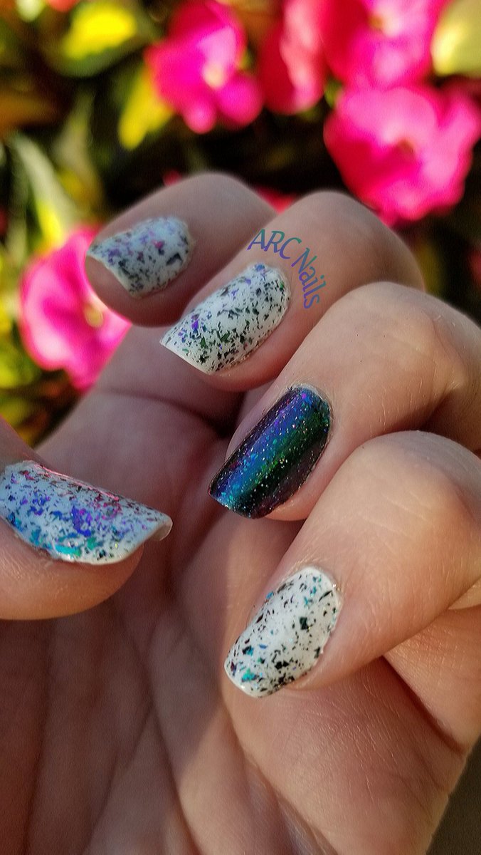 Here's another great #holotacocombo with @holotaco's #notmilkywhite and #missedshift with @kelli_marissa's @StarrilyInc collab #phobos!

🤩💅💜💚