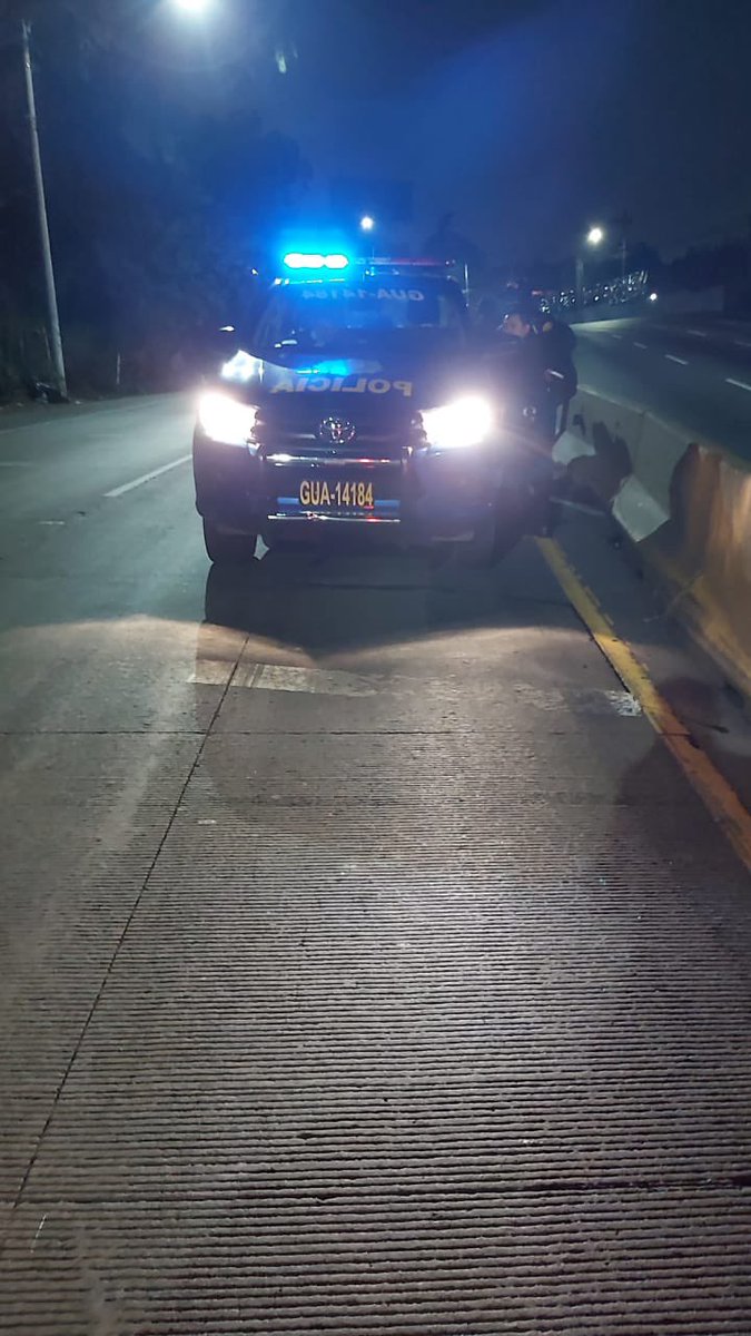 La <a href="/PNCdeGuatemala/">PNC de Guatemala</a> es uno más de los delincuentes. 

Aproximadamente a las 00:40 de este domingo, la patrulla GUA-14184 junto a otras 6 más, acorralaron a mi compañero aduciendo que el había tirado una arma en la carretera.

(Sigue el hilo)