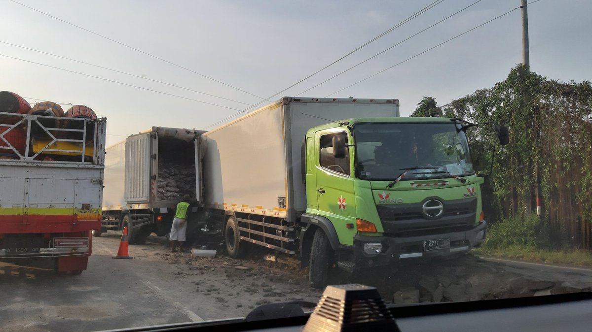 IPoe_08's tweet photo. Hati² buat pengendara..., kalo ngantuk mending istirahat dulu. Kecelakaan pagi ini di jalur pantura, 14 Juni 2021. https://t.co/i2l3yJuQ6Z