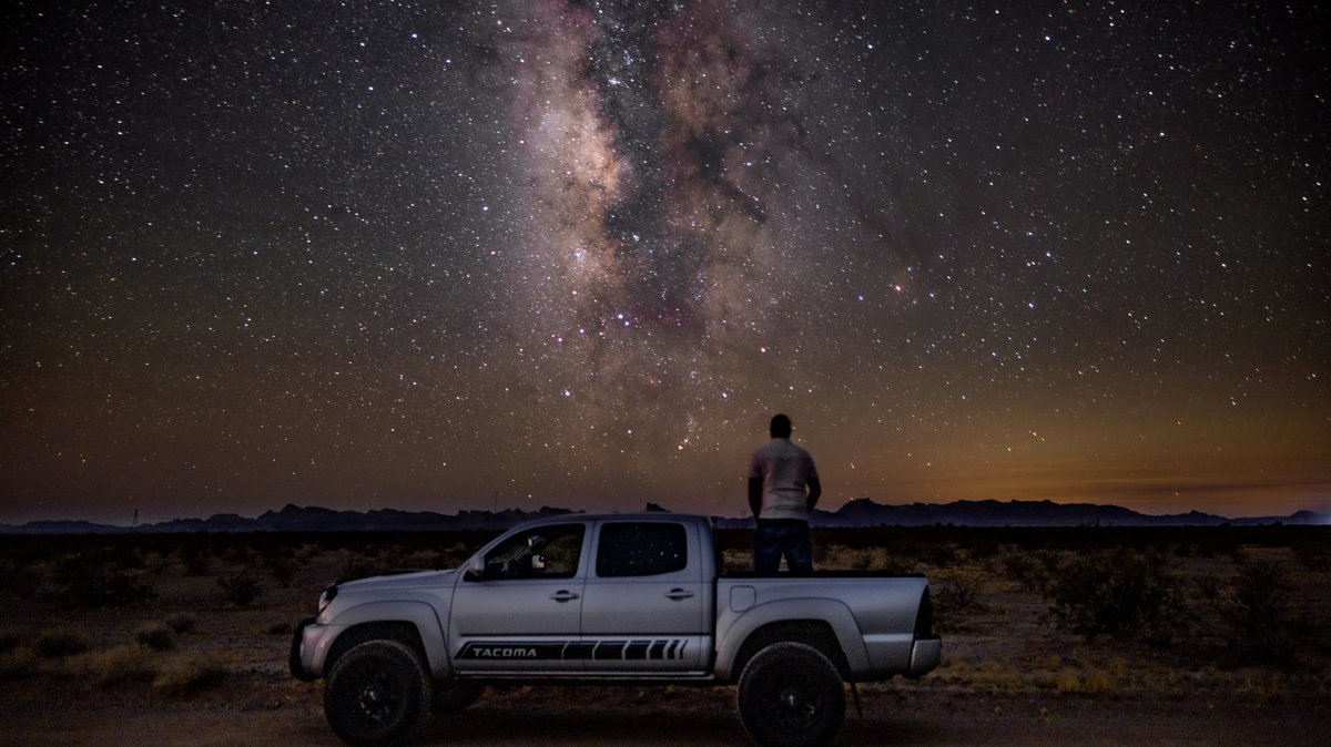 BryanRutherfo16's tweet photo. Sometimes its just good to have a "space off" kinda selfie! 
#milkyway #Tacoma @#azastro
#Astrophotography https://t.co/rYsqabQIjI