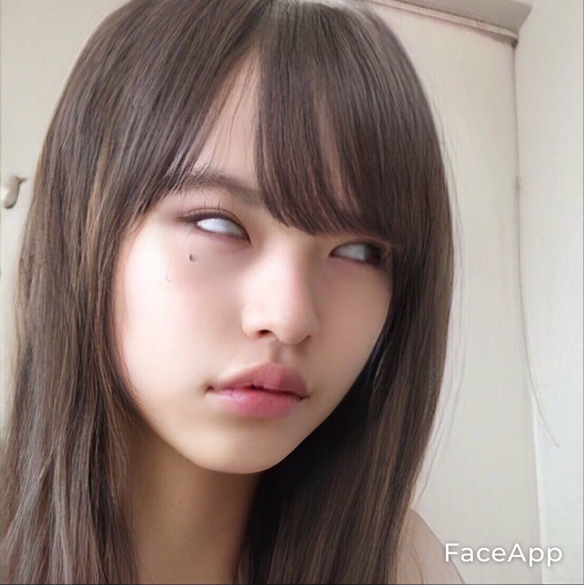 白目 女子  / X