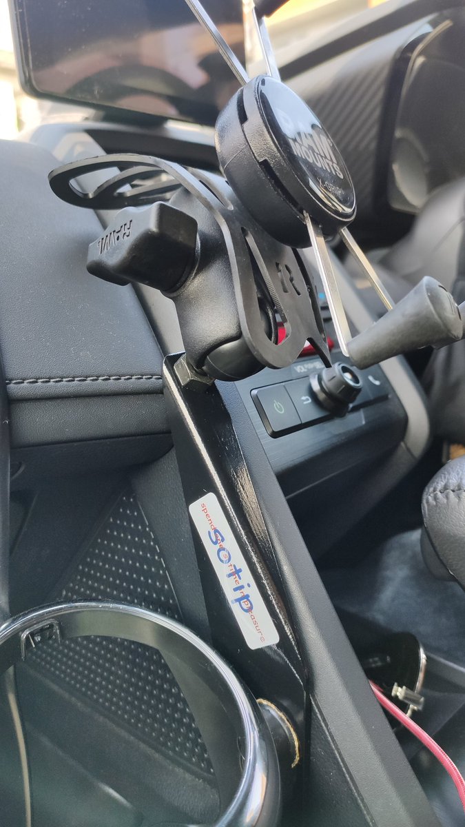 karupasu's tweet photo. S660にラムマウント付けました!
これでスマホが飛んでってしまうことが無くなる笑笑
納車以来悩み続けたスマホの置き場問題が解決した🤩
#RAMMOUNTS
#sotip
#S660 https://t.co/0VVycjiejc