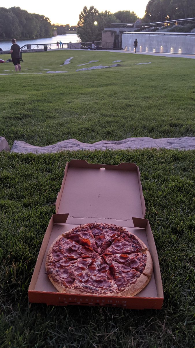 RegularbitchesP's tweet image. #regularbitches
#dateyourself
#indy
#sunset
#whiteriverstatepark
#littlecaesars