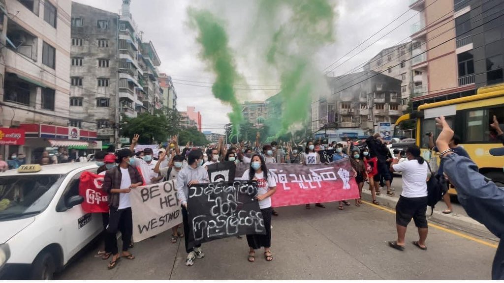 Shoon_Naing's tweet image. Protesters celebrate the birthday of Che Guevara with colorful display and protest against the military coup in Yangon on Monday morning. 
#WhatsHappeningInMyanmar #June14Coup