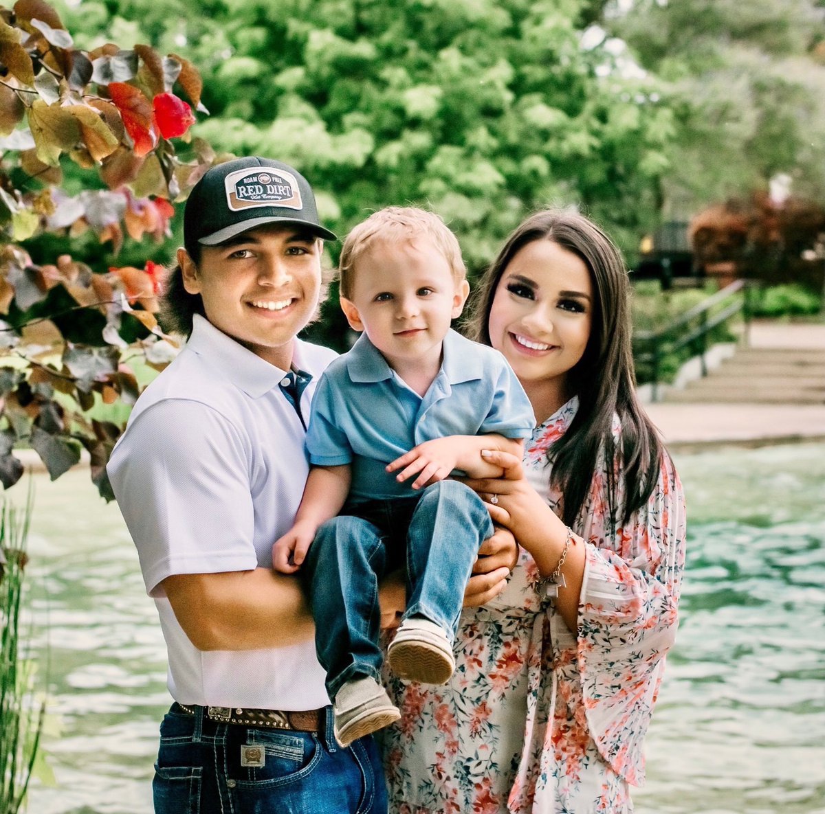 lex_trav11's tweet photo. LETS PLAN A FREAKIN WEDDING🥳 https://t.co/djJzdOXIcR
