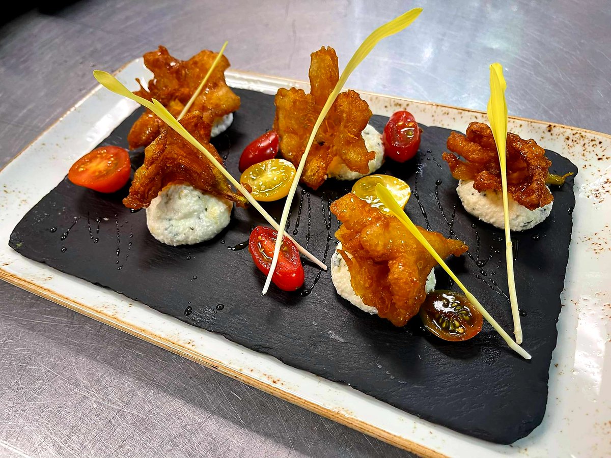 Tempura Fried Garden Day Lilies, grown at the inn. 😋🌱

#thesettlersinn #hawleypa #tempurafriedlilies #poconomtns #poconos #stayselect #foodie #foodpics #SettlersHospitality #farmtotable #hawleyfarmtotable #visitpa