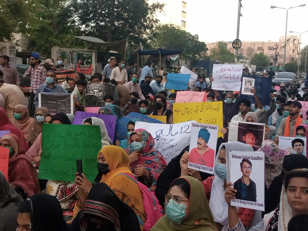 SammiBaluch's tweet photo. The absence of Pakistani media in our rally today was shouting it loud that who is behind my father's abduction. It shows that not only the #PakistanArmy but this entire system is responsible for disappearing our people. #SaveDrDeenMohdBaloch https://t.co/45VAhXGjpR